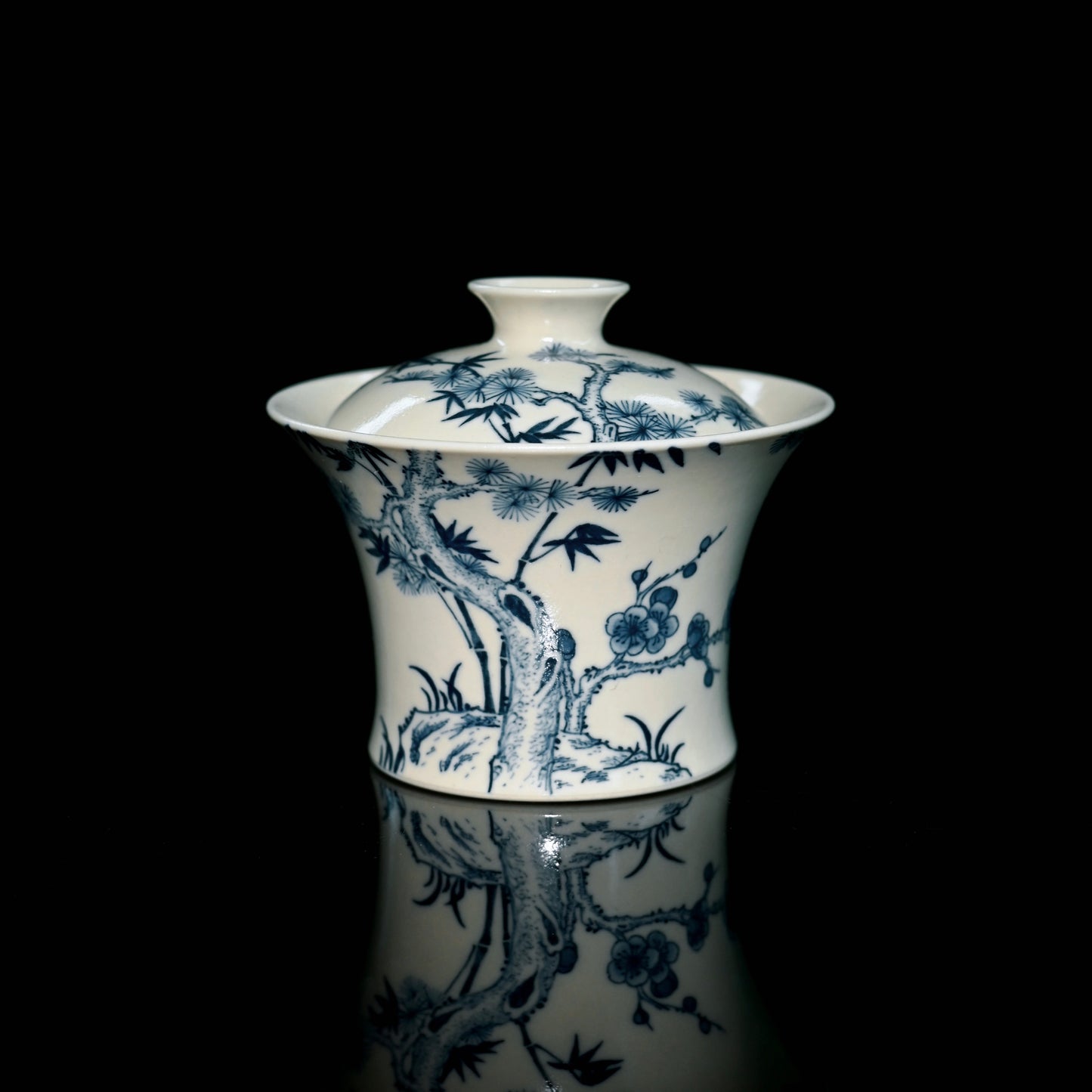 Chinese style traditional hand painted blue and white porcelain gaiwan for daily tea brewing