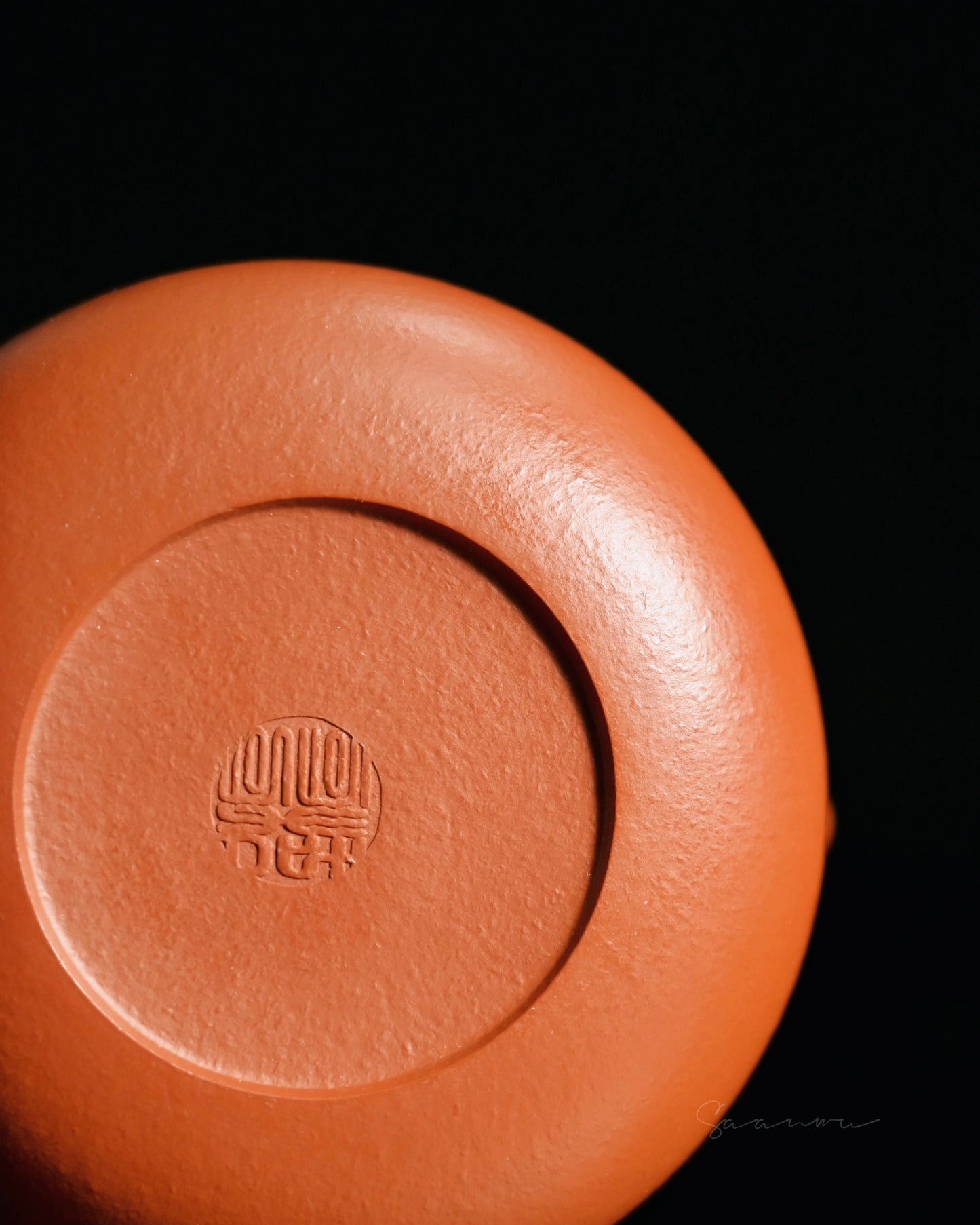Saanwu Studio Yixing teapot Rongtian design engineered for smooth controlled pouring during Gongfu tea service