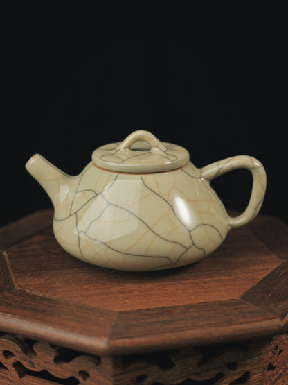Longquan Celadon Ge-Kiln Shipiao （石瓢）Teekanne