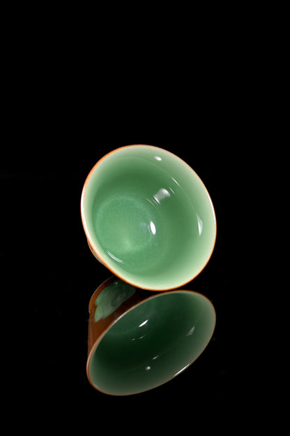 Longquan Celadon Asch- und Pflaumengrün Glasur handgeschnitzte Fischmuster Meister Teetasse