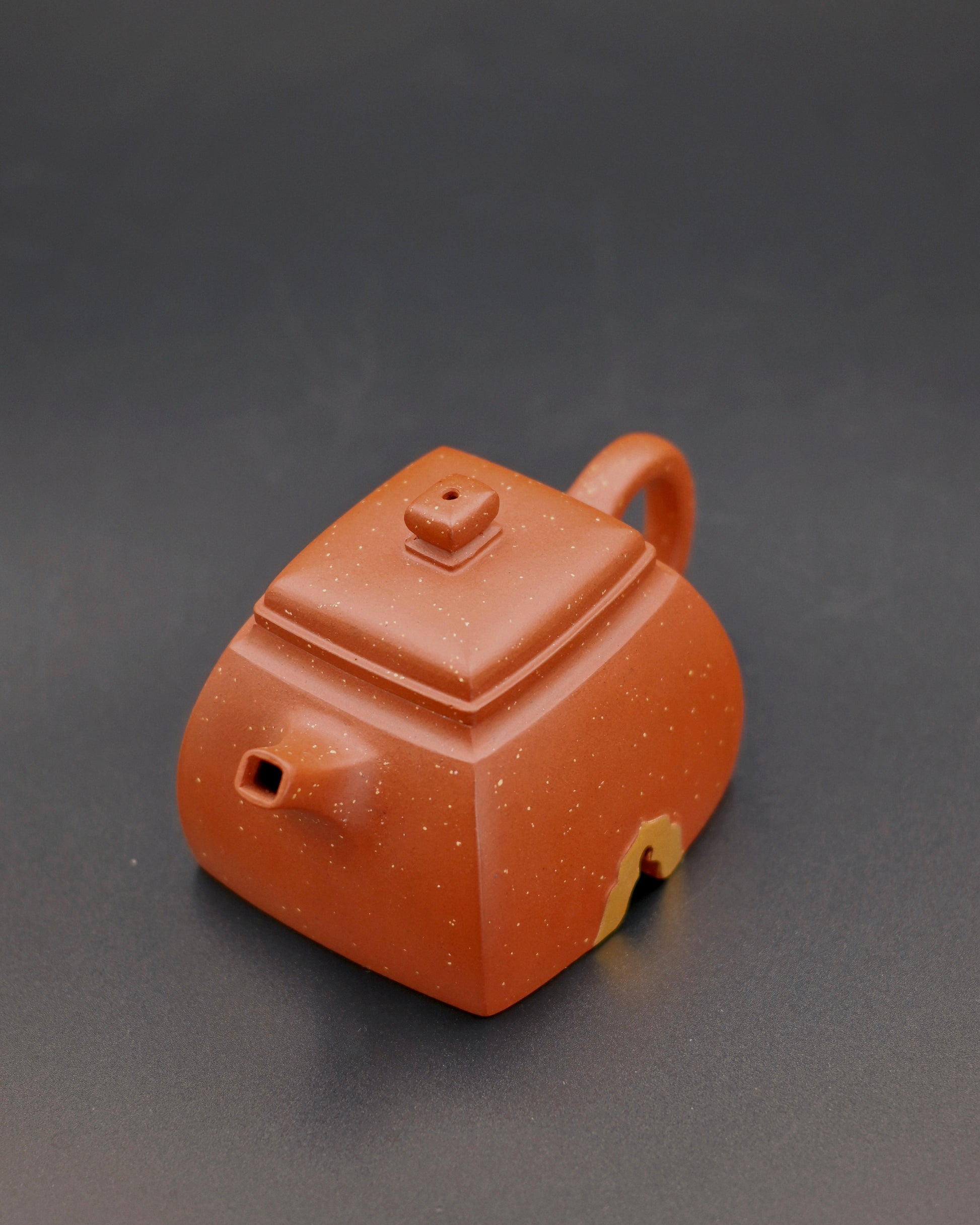 Square form Yixing zisha teapot with smooth pouring spout