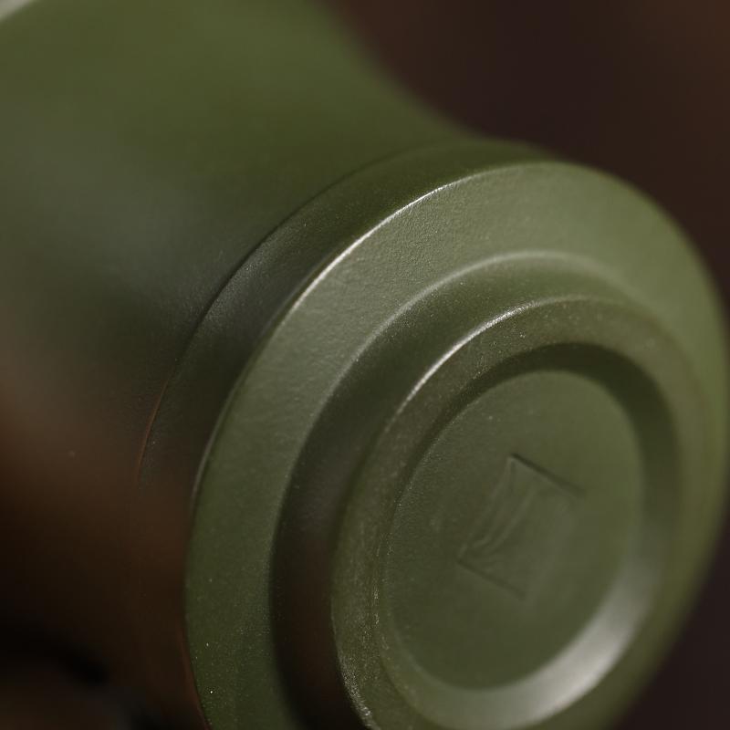 Practical demonstration of tea pouring using the specialized side-handle design