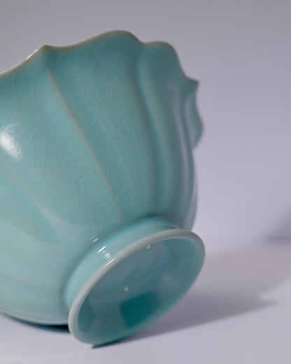 Ru porcelain with three-point nail firing technique leaving traditional sesame-shaped marks on base