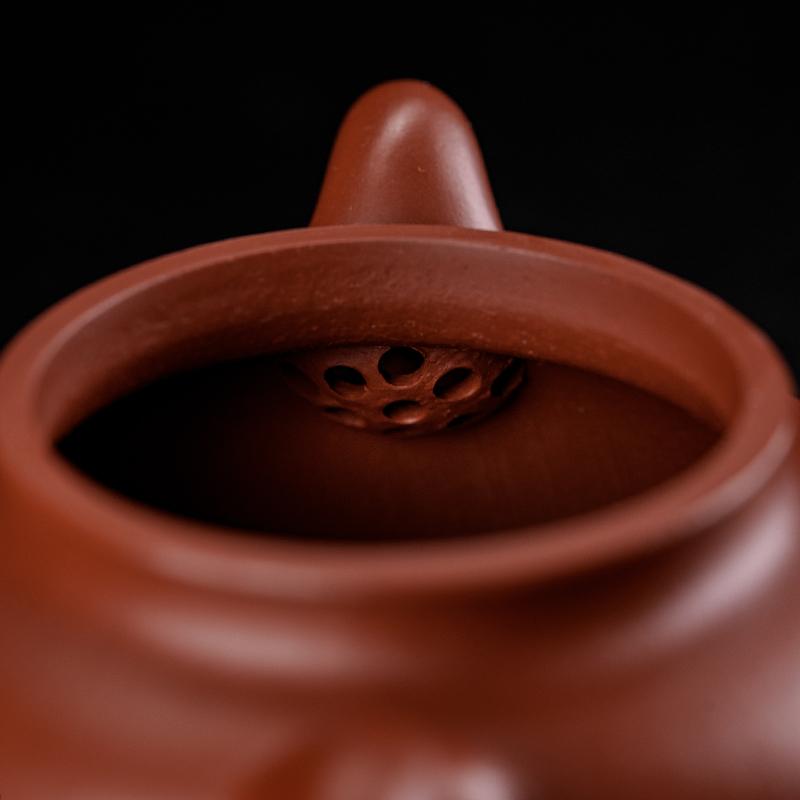 Tight-fitting lid with minimal gap locking tea fragrance inside during steeping process