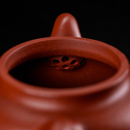 Tight-fitting lid with minimal gap locking tea fragrance inside during steeping process