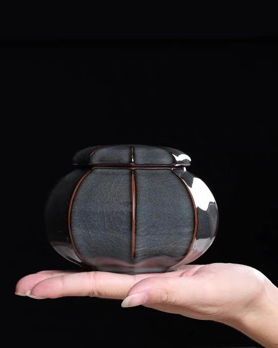 Ge kiln exclusive crackled ice vein surface formed through repeated high-temperature wood firing