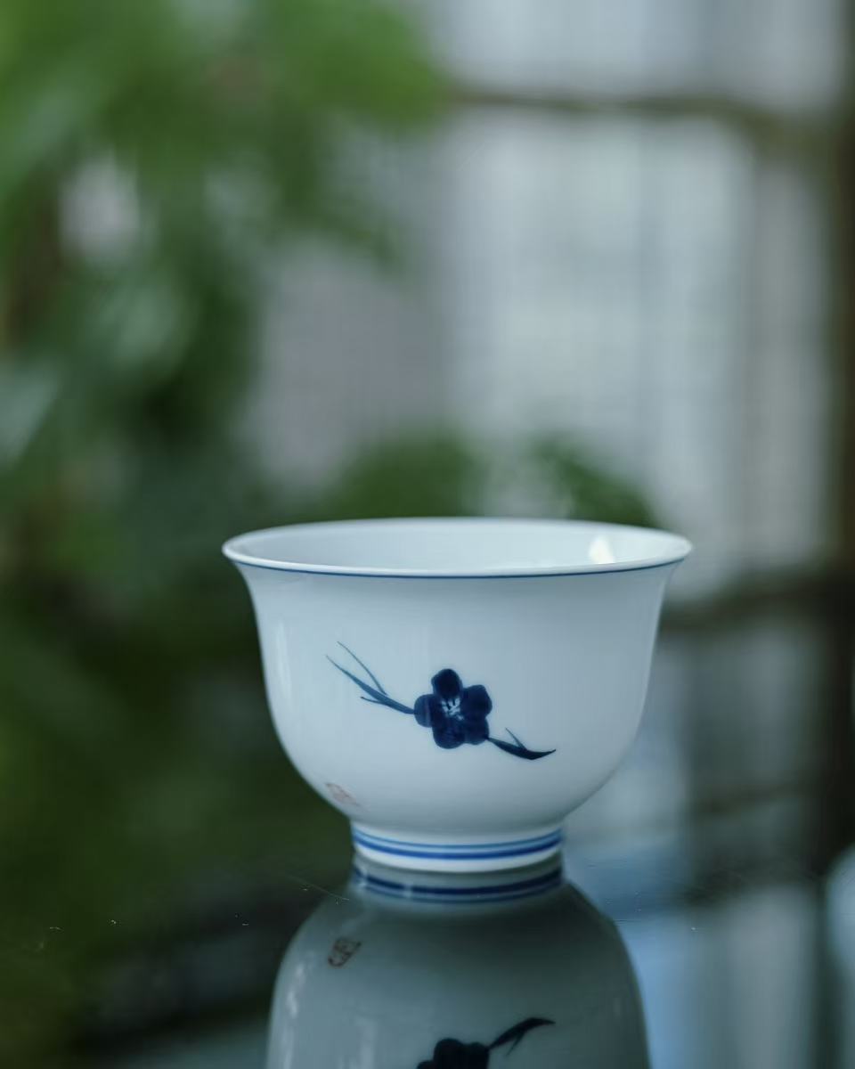 Fusion design combining traditional ceramic art with modern functional innovation