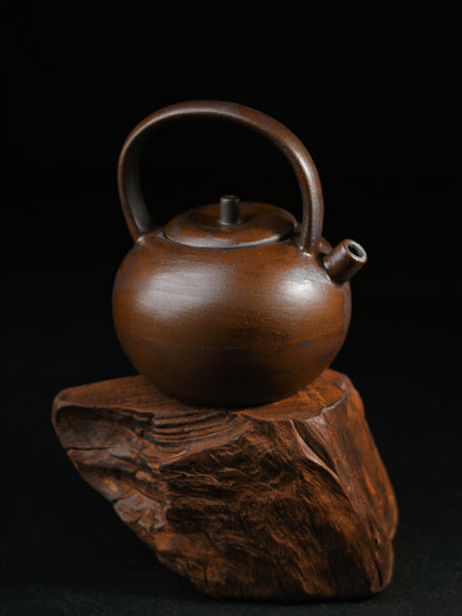 Théière à poignée au design archaïque en argile grossière de style rétro