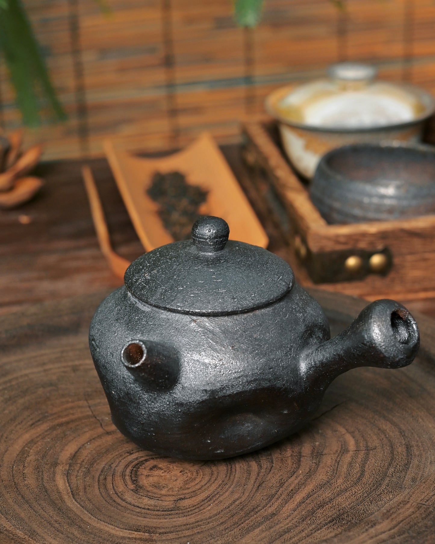 Side handle design embodying wabi-sabi philosophy through asymmetrical organic form