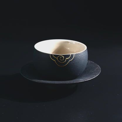 Tasse à thé rustique en argile style wabi-sabi avec sous-verre