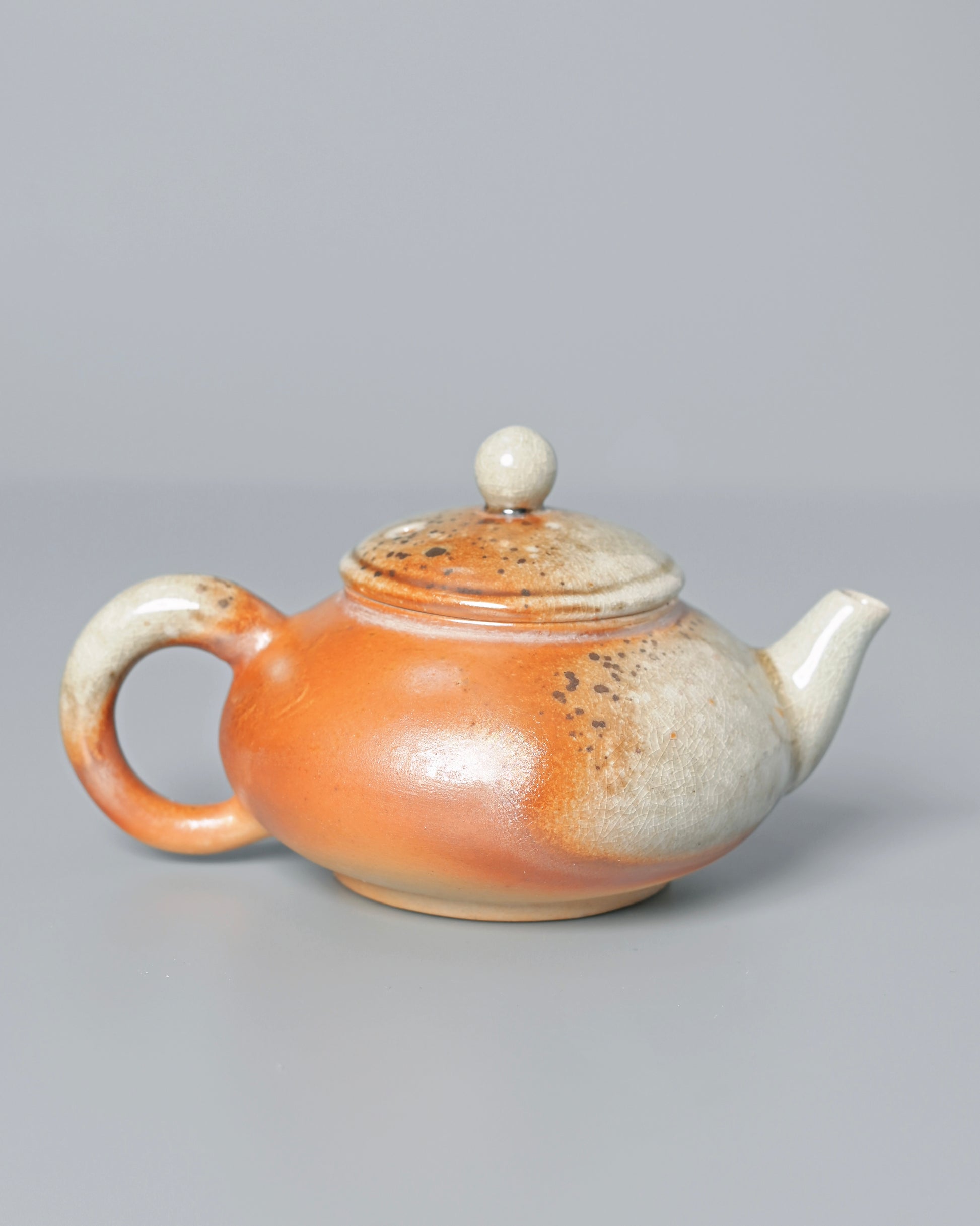 Oolong tea brewing vessel designed with porous body to complement complex tea characteristics