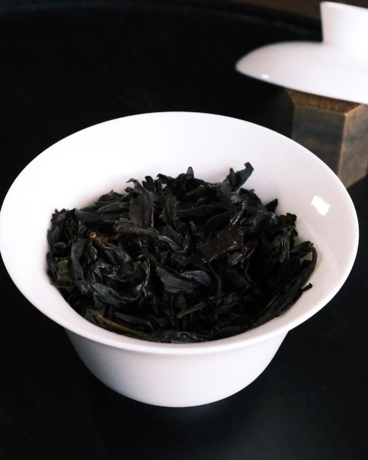 Golden-orange liquor of Wuyi Qilan tea with intense orchid and lilac aroma