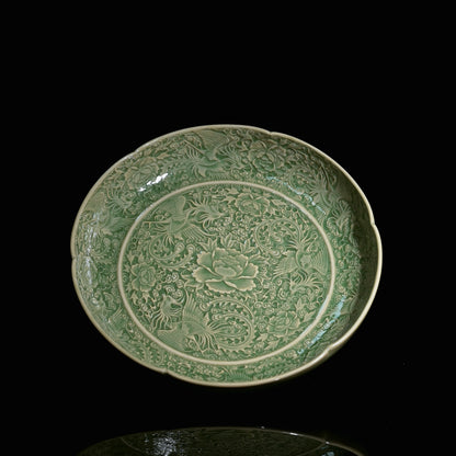 Yaozhou ware olive-green glazed plate with sharp carved nine phoenixes and peony floral motif