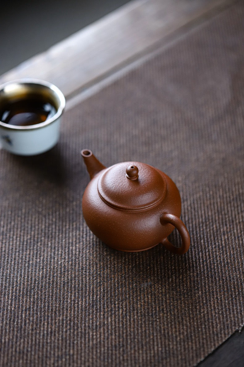 Jiangpo clay gongfu teapot firing to fine texture, ideal for medium and heavy-roasted Tieguanyin