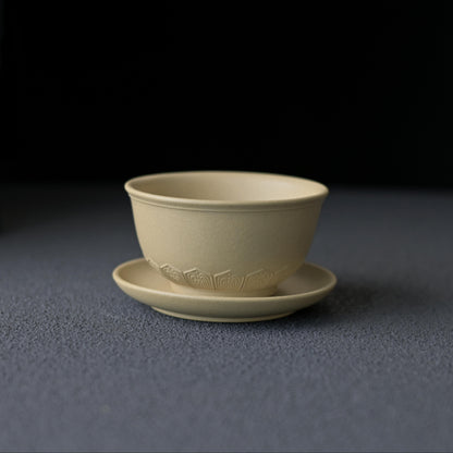 Tasse de maître en argile violette Zisha de Yixing sculptée motif Baoxiang avec sous-verre