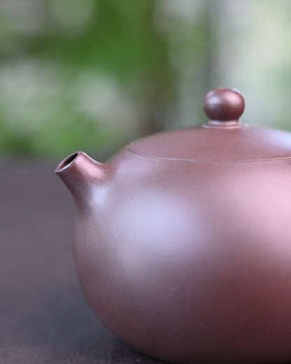 Where tradition flows: purple clay Xishi teapot celebrates China's tea heritage through graceful curves and effortless pouring. Each pour embodies the legendary beauty of its namesake.