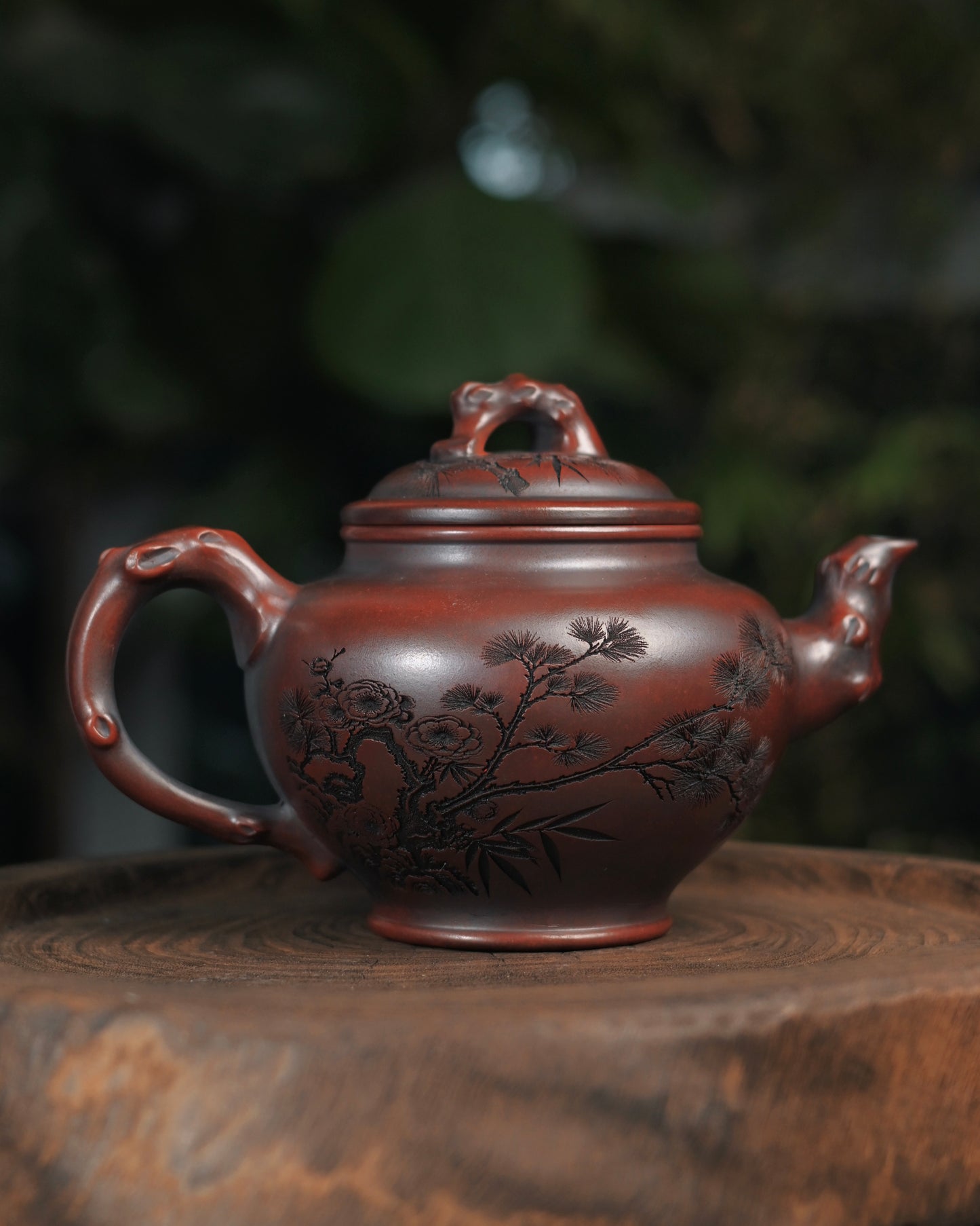 Distinctive three-line alignment of spout, shoulder and handle that defines the Xiaoying teapot style