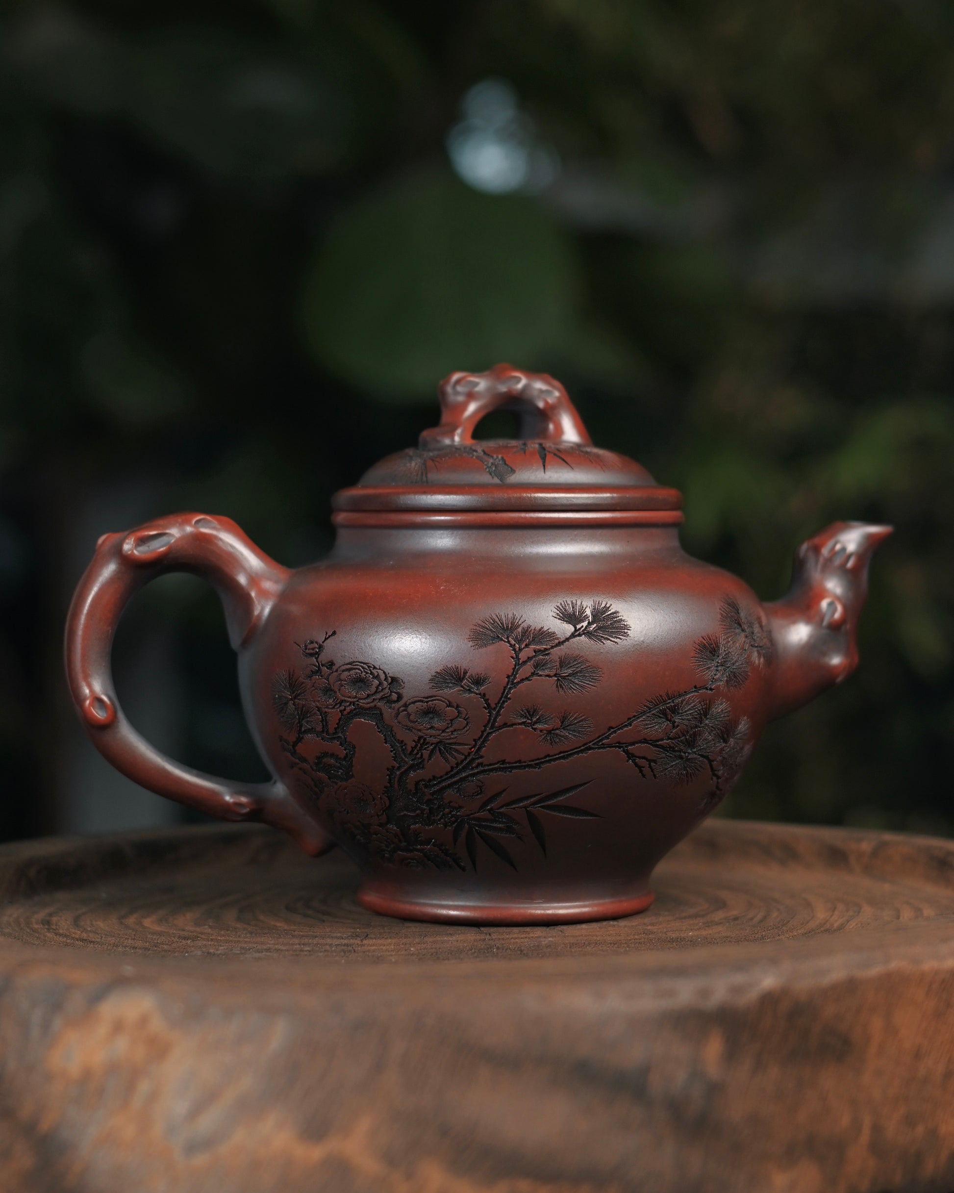 Distinctive three-line alignment of spout, shoulder and handle that defines the Xiaoying teapot style