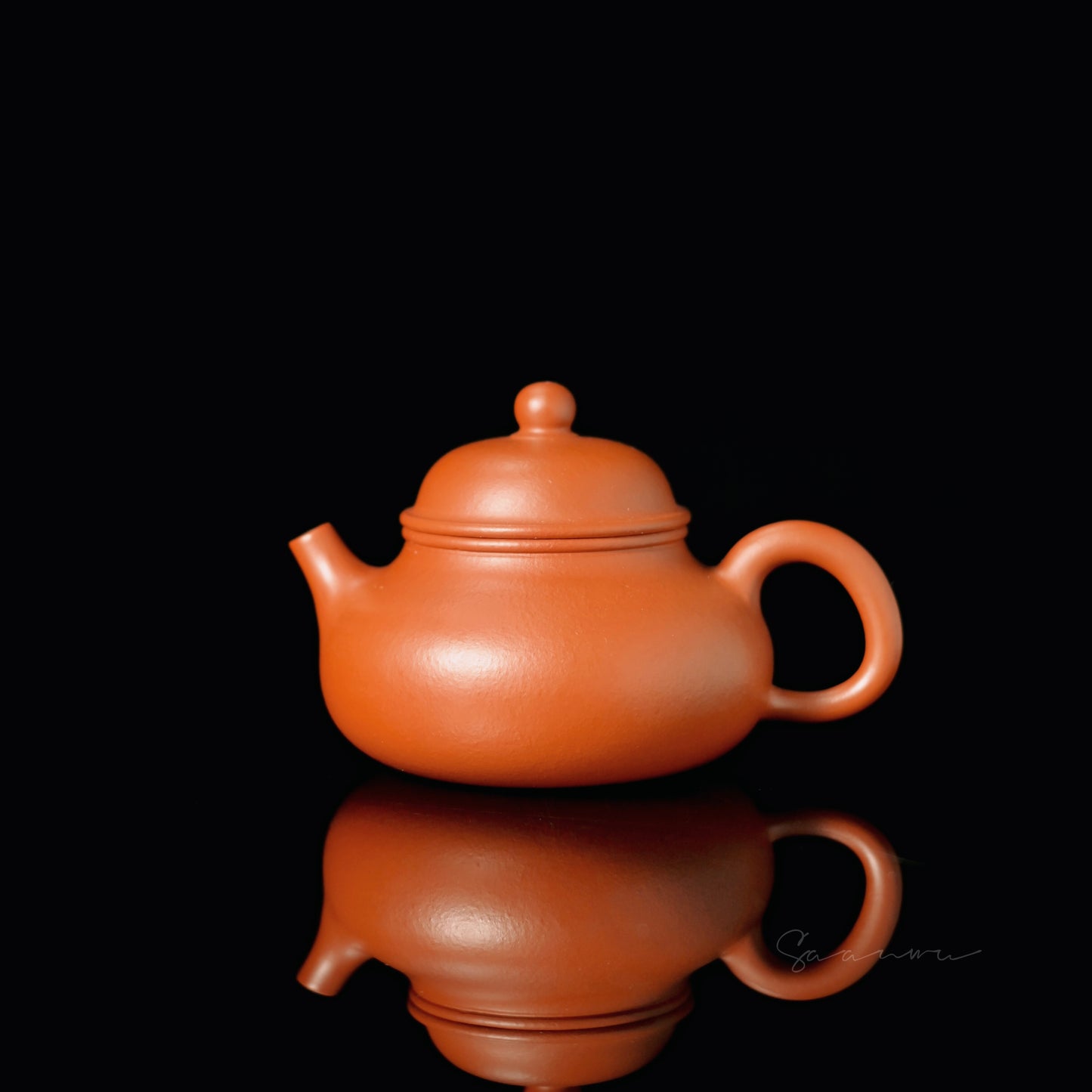 Yixing Zhuni vermilion clay Rongtian teapot with classic rounded belly and upright spout design