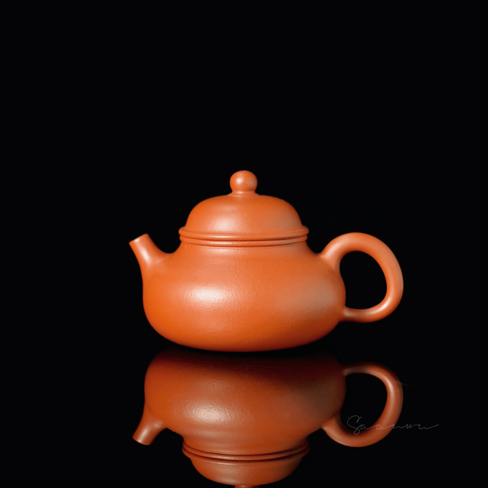 Yixing Zhuni vermilion clay Rongtian teapot with classic rounded belly and upright spout design
