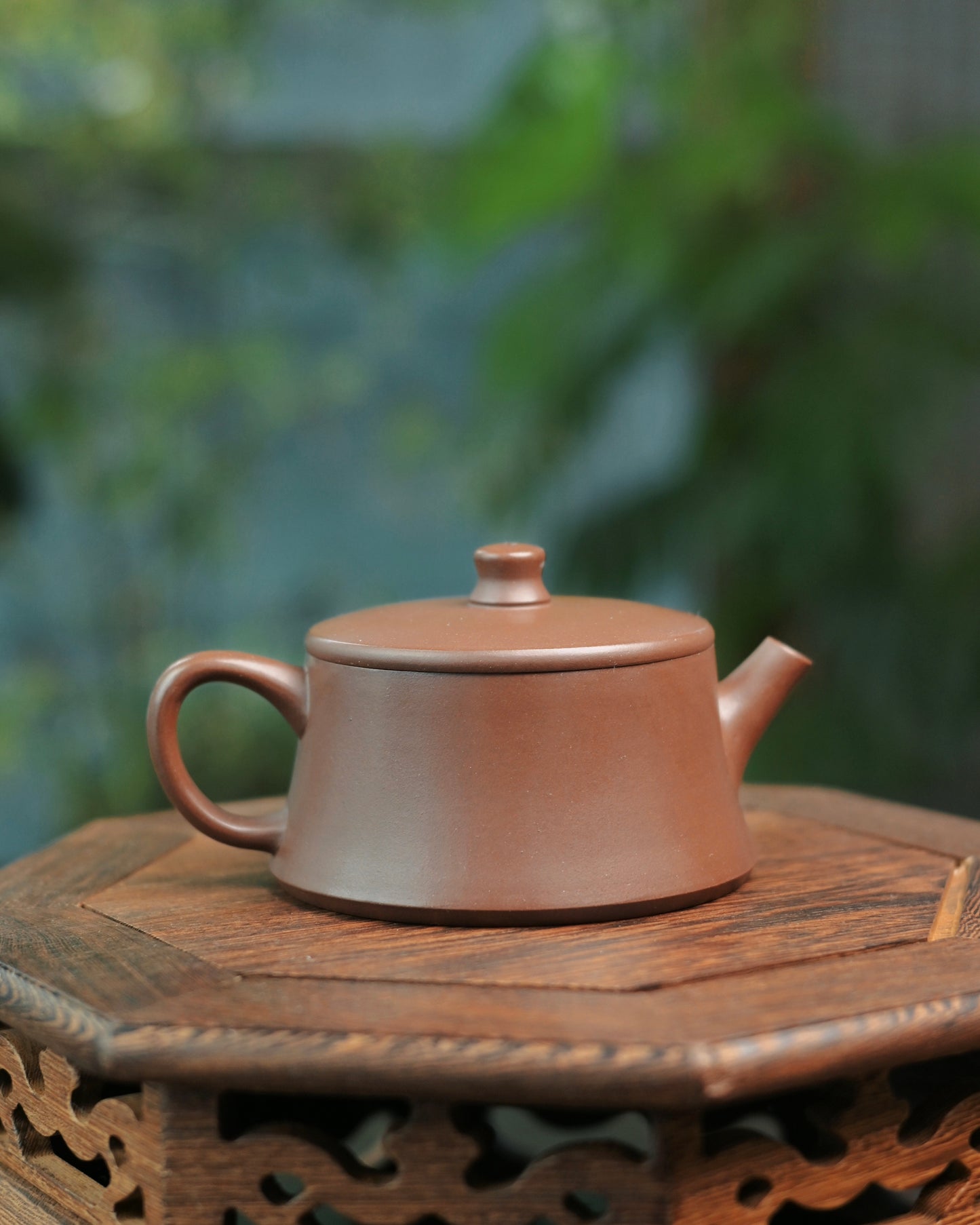 Tea pouring scene using the Dicao Qing Zisha Plinth Teapot