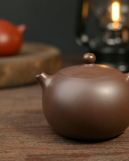 Complete Xishi expression: prized purple clay, ranked among Yixing's 10 legendary forms, with museum-quality pouring dynamics and sublime proportions.