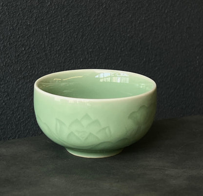 Longquan-Celadon-Teetasse mit Lotosmuster, pflaumengrün